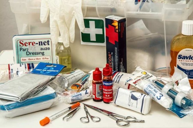 Un assortiment complet de fournitures médicales et de premiers soins pour composer une trousse de secours efficace.