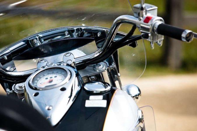 Gros plan sur le poste de pilotage et le pare-brise Triumph Rocket chromé.