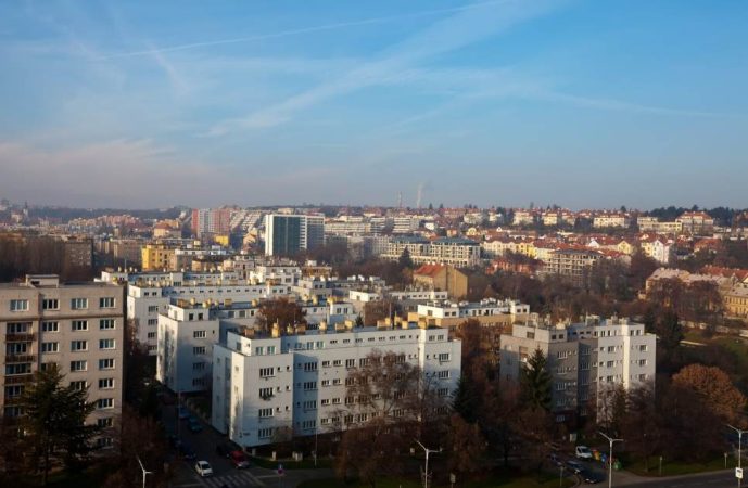 Vue aérienne panoramique d'un paysage urbain résidentiel illustrant la densité et l'attraction centre ville prix m2 sous un ciel bleu.