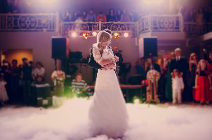 Mariés enlacés dansant au milieu d'un épais nuage de fumée pour une idee ouverture de bal mariage originale.
